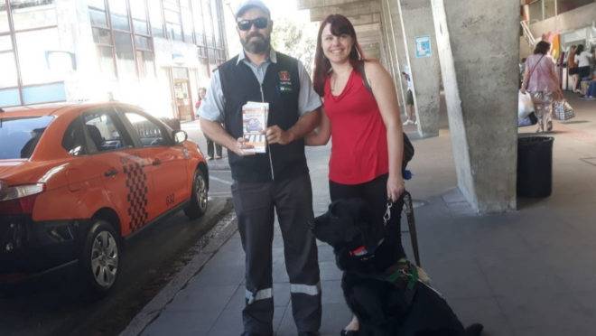 “É importante que os motoristas saibam que o cão é treinado e só obedece meus comandos”, relata a passageira Dayane Bubalo.