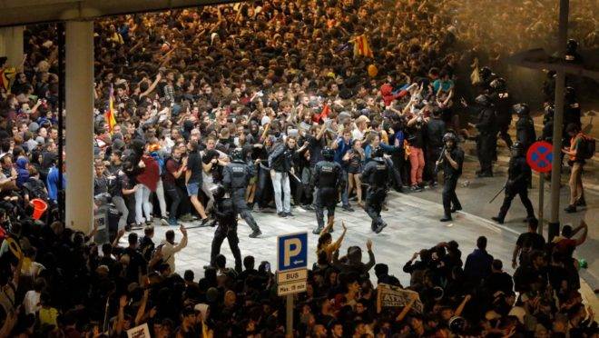 Manifestantes entram em confronto com policiais em frente ao aeroporto El Prat, em Barcelona, Espanha, 14 de outubro de 2019