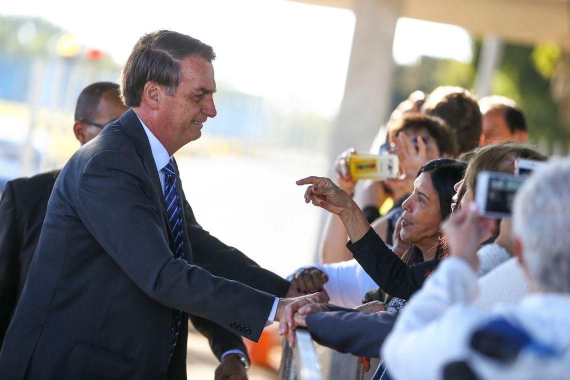 Bolsonaro, cumprimenta populares no portão do Palácio da Alvorada: