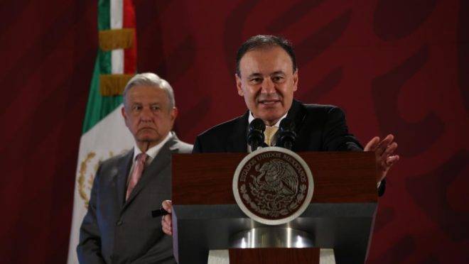 Alfonso Durazo (à frente), secretário de Segurança do México, em conferência sobre segurança pública, 14 de outubro de 2019