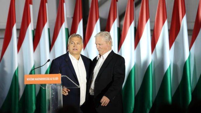 O primeiro-ministro da Hungria, Viktor Orbán (esq.) e o prefeito de Budapeste, Istvan Tarlos, após as eleições locais, 13 de outubro de 2019