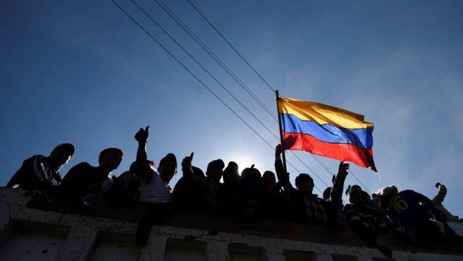 Indígenas comemoram em um caminhão ao sair da Casa de la Cultura em Quito, Equador, após acordo que encerrou protestos violentos