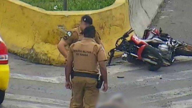 Câmera da BR-277 flagrou policial colocando a arma ao lado do corpo de jovem.