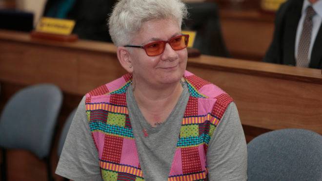 Vereadores aprovaram o nome da diretora do Procon-PR, Claudia Silvano, como cidadã honorária de Curitiba.