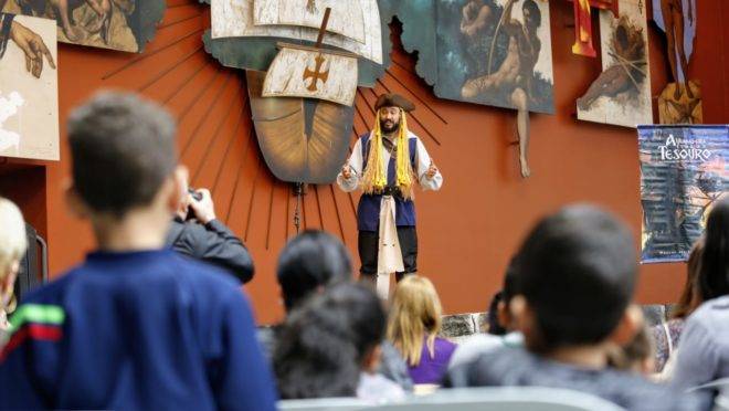 Ofenbok caracterizado de Pirata: a lenda vira história.