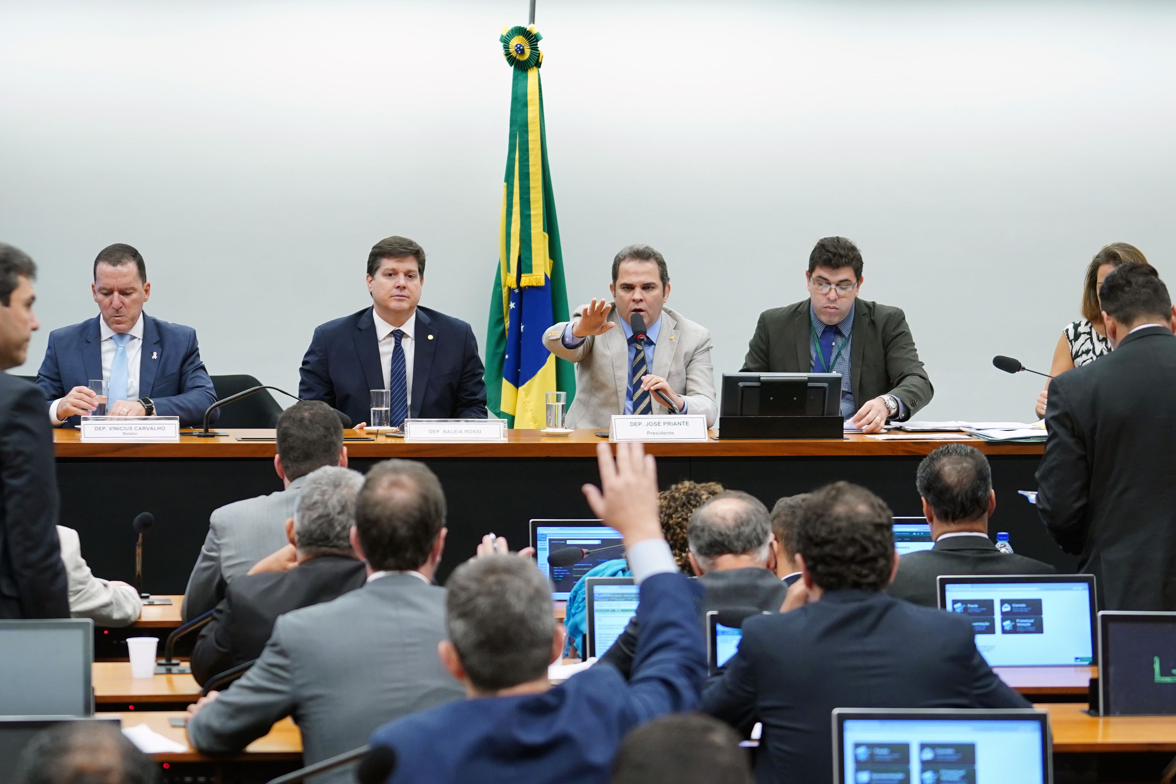 Comissão especial analisa projeto de lei que reestrutura a carreira dos militares. Parecer deve ser apresentado nesta quarta-feira (16).