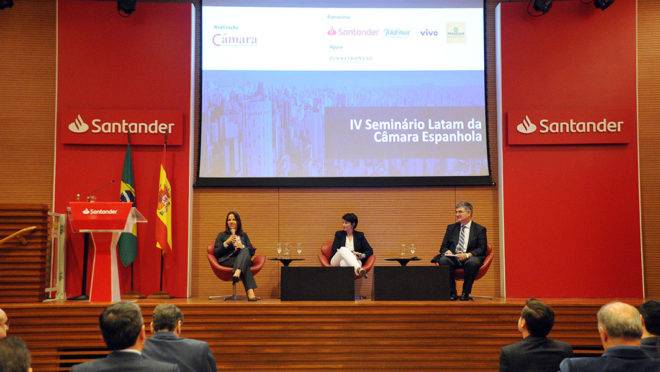 Joana Pereira, do FMI (E); Carlos Mussi, da Cepal (D) e Isabel Rata, conselheira econômica da embaixada da Espanha no Brasil
