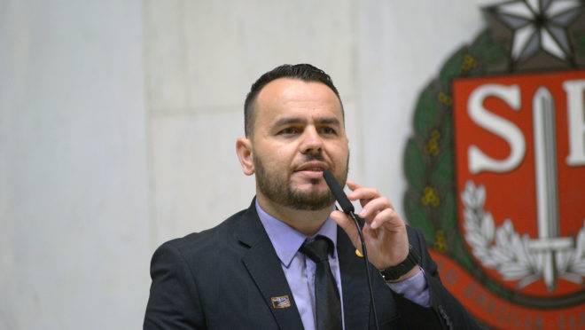 O deputado estadual Gil Diniz (PSL), ex-assessor de Eduardo Bolsonaro.
