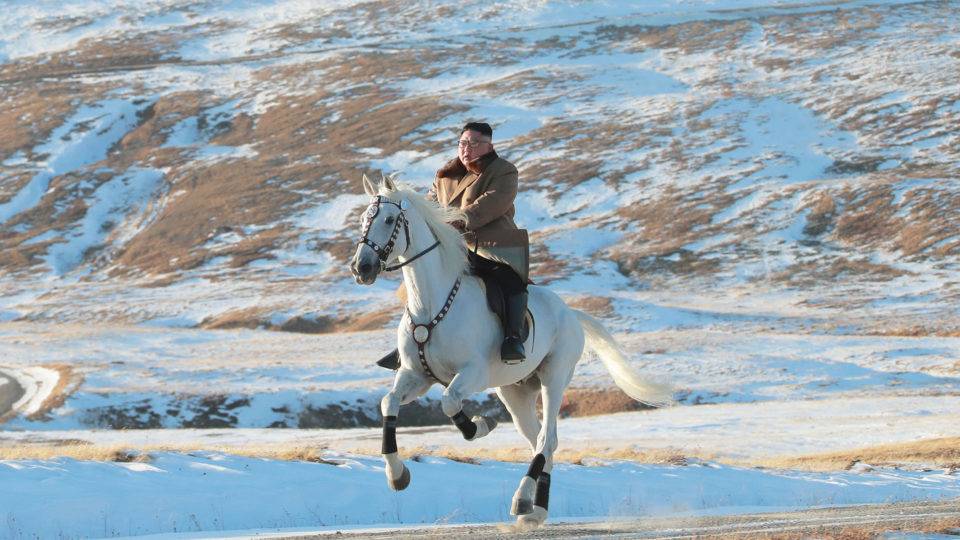 Kim Jong-un cavalga em montanha sagrada. Presságio de um grande anúncio? Kim jong-un cavalgando