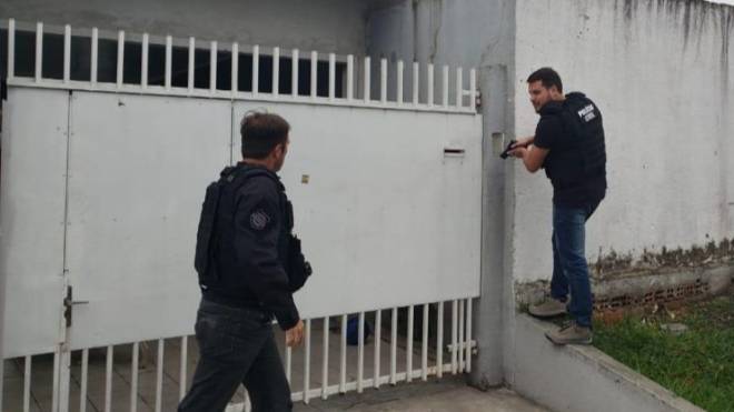 Mandados judiciais contra grupo suspeito de aplicar o golpe da pirâmide estão sendo cumpridos em seis bairros de Curitiba.