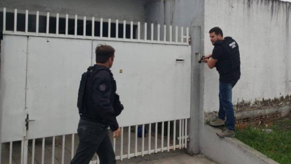 Pirâmide financeira: polícia mira grupo que prometia lucro de até 50% em investimentos Mandados judiciais contra grupo suspeito de aplicar o golpe da pirâmide estão sendo cumpridos em seis bairros de Curitiba.