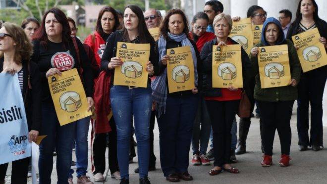 Servidores protestaram contra o fim da licença-prêmio durante a sessão plenária da terça-feira (15)