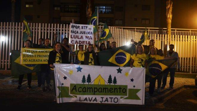 Manifestantes pró-Lava Jato em Curitiba