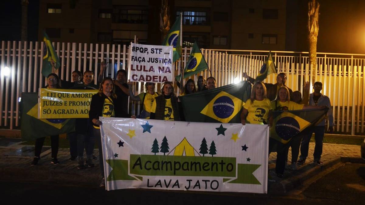 Manifestantes pró-Lava Jato em Curitiba