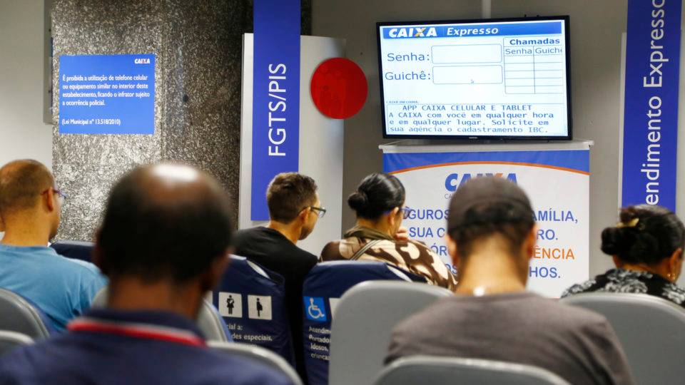 FGTS: saque de R$ 998 depende de Bolsonaro para começar a valer Contribuintes aguardam para retirar FGTS.