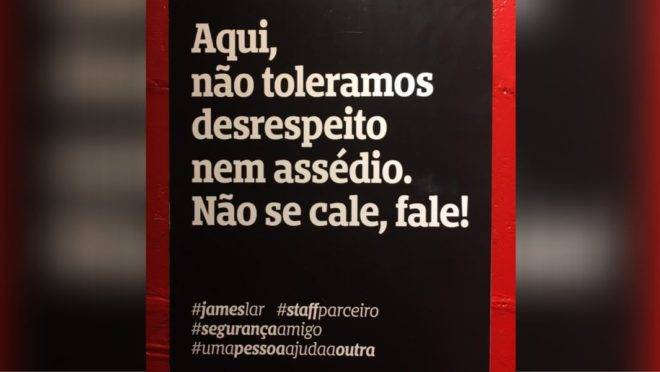 Cartaz no James Bar orienta as clientes contra o assédio.