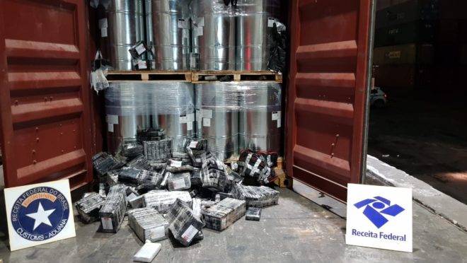 Na primeira apreensão desta quinta no Porto de Paranaguá, droga estava escondida numa carga de produtos químicos que iria para a Itália.