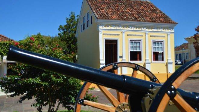 A cidade é um verdadeiro convite para uma viajem na história.