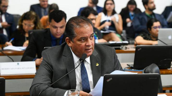 O senador Eduardo Gomes (MDB-TO) é o novo líder do governo de Jair Bolsonaro no Congresso Nacional