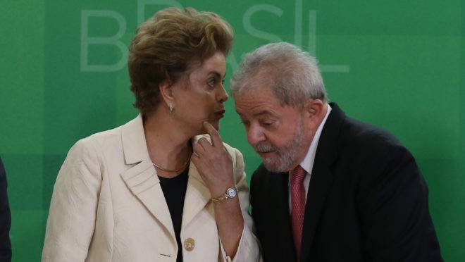 Dilma conversa ao pé de ouvido com Lula