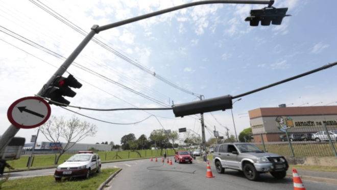 Caminhão arrastou cabos de telefonia na Linha Verde.