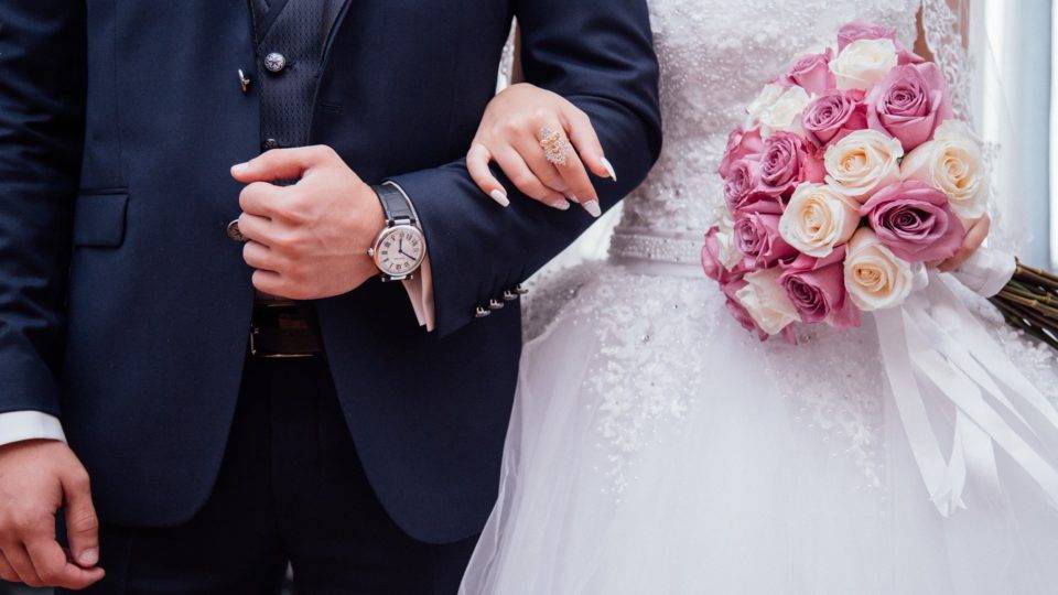 Apesar do discurso permissivo, a elite, representada pela senadora Elizabeth Warren, vê no casamento um porto seguro para o caos contemporâneo