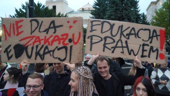 Pessoas protestam em frente ao parlamento polonês, em Varsóvia, contra a lei que quer dificultar a educação sexual em escolas.
