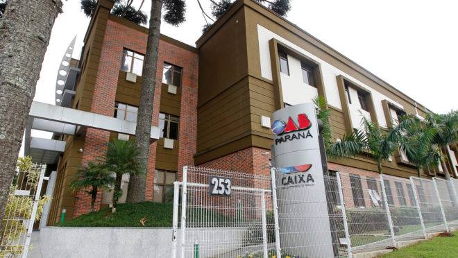 Fachada da sede da OAB em Curitiba.