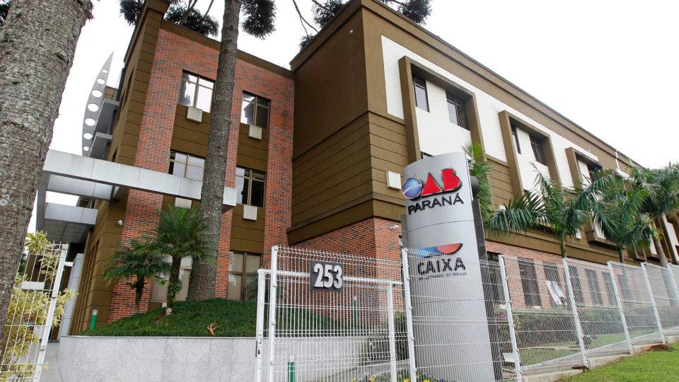 Conselhos em defesa de toda a sociedade Fachada da sede da OAB em Curitiba.