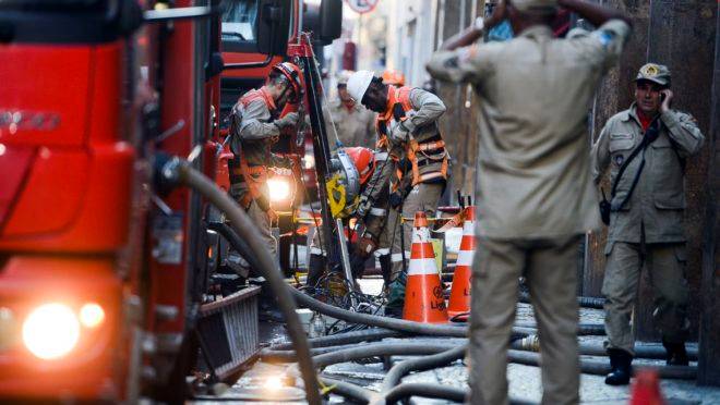 Incêndio atingiu boate Quatro Por Quatro no centro do Rio de Janeiro, bombeiros trabalham no local.
