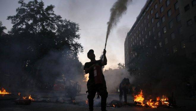 Manifestantes fazem barricadas após grande protesto no centro de Santiago, 18 de outubro de 2019