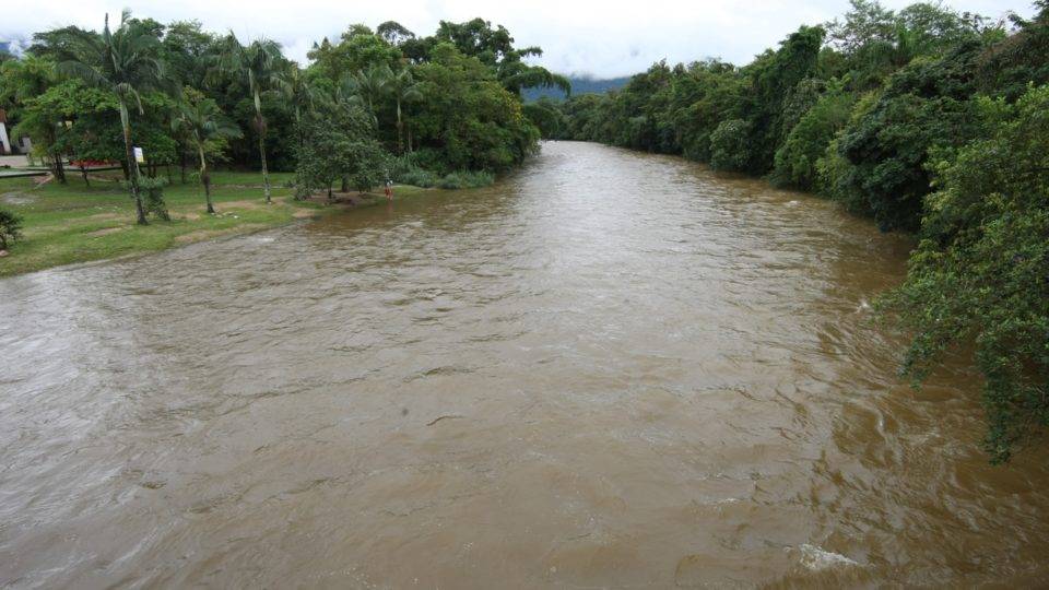Chuva forte no litoral provoca alagamentos e deixa moradores em alerta Rio Nhundiaquara.