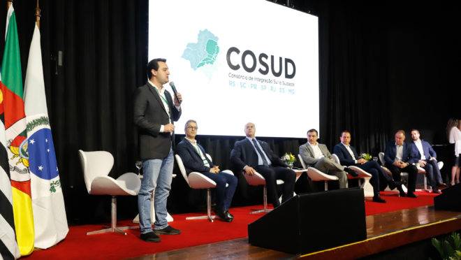 Governador Ratinho Junior fala durante encontro dos sete governadores das regiões Sul e Sudeste, em Florianópolis (SC).