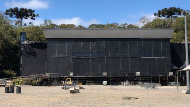 Palco da Pedreira Paulo Leminski sendo preparado para o Espetáculo Fuerza Bruta.