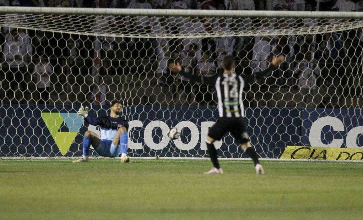 Gol do Figueirense contra o Paraná Clube.
