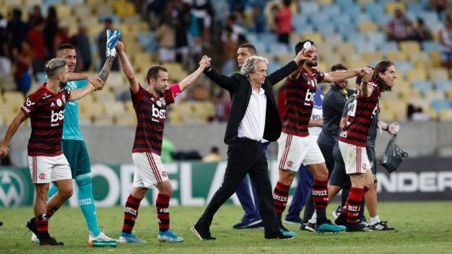 Jogadores do Flamengo comemoram a vitória por 2 a 0 diante do Fluminense, válida pela 27ª rodada do Campeonato Brasileiro 2019, no Estádio do Maracanã.