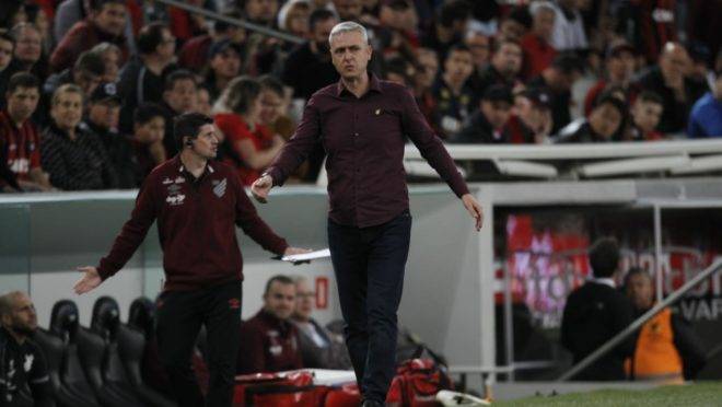 Tiago Nunes, do Athletico, nega conversa com o Corinthians.