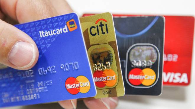 Projeto aprovado pelo Senado estabelece o limite de 30% ao ano para os juros do cheque especial e do cartão de crédito.