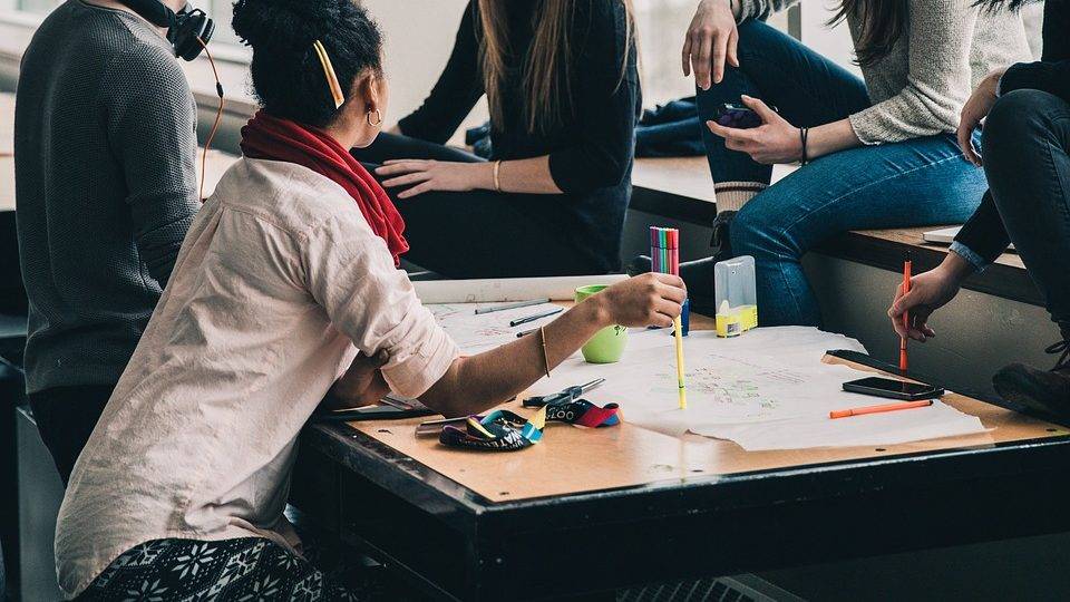 Nada de robôs: saiba as características essenciais aos profissionais do futuro Francisco Milagres disse ainda que “uma ideia é 2% de um processo de inovação. A capacidade de resolver um problema ou de executar um projeto é das pessoas que estão por trás das organizações”.