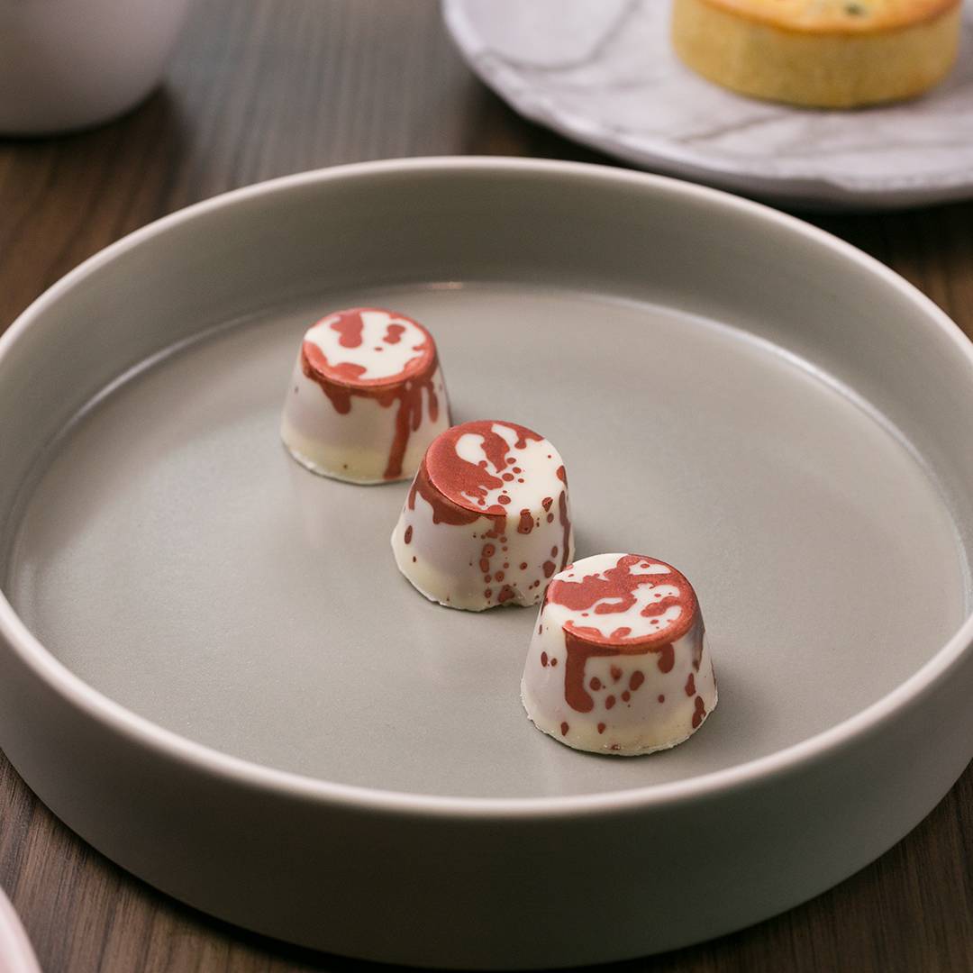 Apple Tower (chocolate branco por fora, recheado com geleia de maçã com canela e creme artesanal). Apple Tower (chocolate branco por fora, recheado com geleia de maçã com canela e creme artesanal).