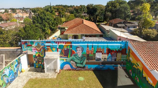 A princesa da Dinamarca Benedikte Astrid Ingeborg Ingrid, irmã da rainha Margrethe II, vem a Curitiba nesta terça-feira (22) por uma causa nobre: inaugurar o primeiro projeto social do país escandinavo no Brasil. O Instituto Princesa Benedikte (IPB), no bairro Santa Felicidade, vai abrigar 24 crianças de 0 a 10 anos de idade que foram retiradas da guarda dos pais pela Justiça.