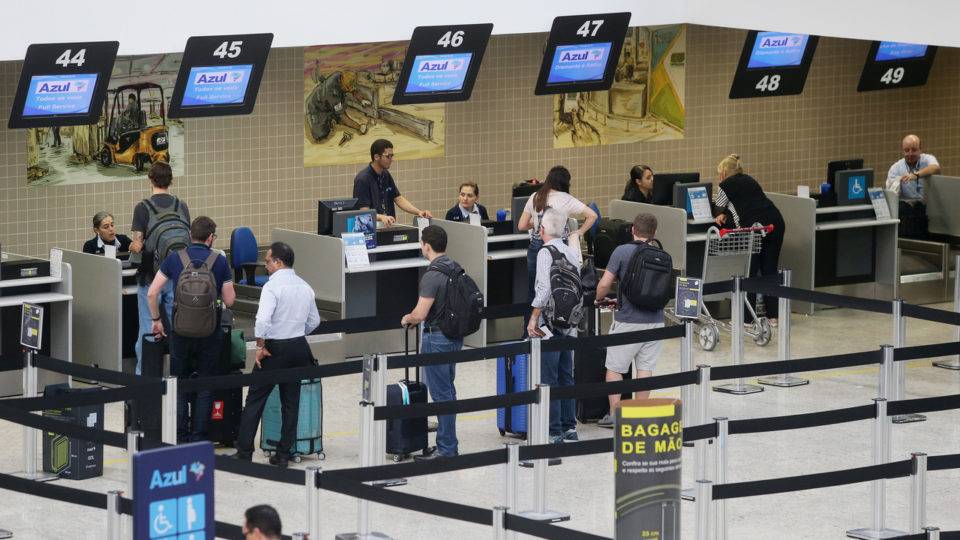 Brasileira CCR e francesa Vinci levam 22 aeroportos; governo arrecada R$ 3,3 bilhões O Aeroporto Afonso Pena, em São José dos Pinhais (Região Metropolitana de Curitiba) foi um dos 22 terminais leiloados nesta quarta (7).