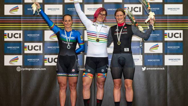A ciclista canadense Rachel McKinnon (no centro) comemora sua medalha de ouro no pódio com a terceira colocada, Kirsten Herup Sovang, (à direita), da Dinamarca, e a segunda colocada, Dawn Orwick (à esquerda), dos EUA, pela categoria Sprint de 35 a 39 anos do Campeonato do Mundo da UCI Masters Track Cycling, em Manchester, em 19 de outubro de 2019. – A ciclista transgênero Rachel McKinnon defendeu seu direito de competir no esporte feminino, apesar de aceitar que atletas trans podem ter uma vantagem física sobre suas rivais.