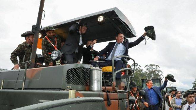 O Presidente da República, Jair Bolsonaro, durante visita a Canteiro de Obras da BR-116 e Cumprimento a Integrantes do 4º Grupamento de Engenharia do Exército Brasileiro.