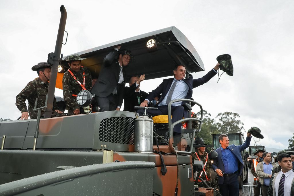 O Presidente da República, Jair Bolsonaro, durante visita a Canteiro de Obras da BR-116 e Cumprimento a Integrantes do 4º Grupamento de Engenharia do Exército Brasileiro.