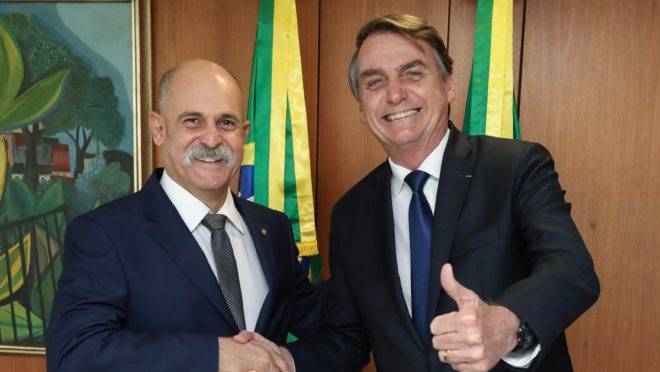 Jair Bolsonaro cumprimenta o deputado Sargento Fahur, do PSD.