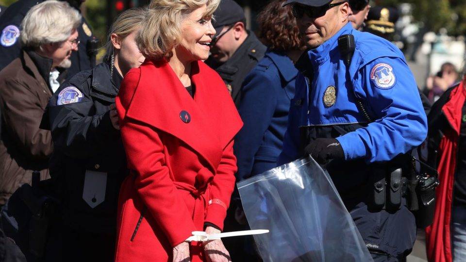 Uma Jane Fonda toda feliz vai presa durante protestos contra as mudanças climáticas.
