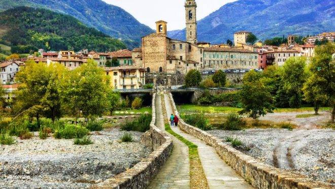 O vilarejo fica em um vale na província de Piacenza, entre as regiões de Emilia-Romagna, Lombardia, Piemonte e Ligúria, na Itália.