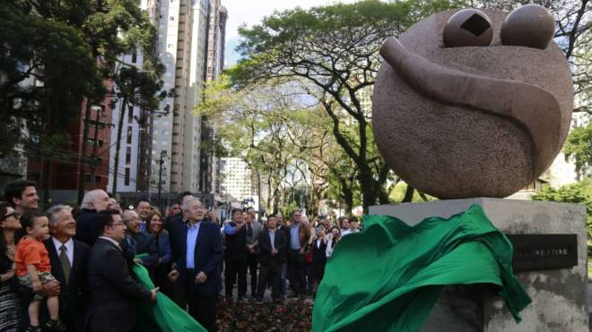 Obra do artista plástico Manubu Mabe agora ficará na Praça do Japão.