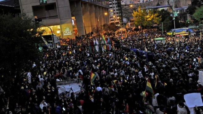 Apoiadores dos candidatos à presidente Carlos Mesa e Evo Morales são separados por forças de segurança em frente à sede da apuração das eleições em La Paz, 21 de outubro de 2019